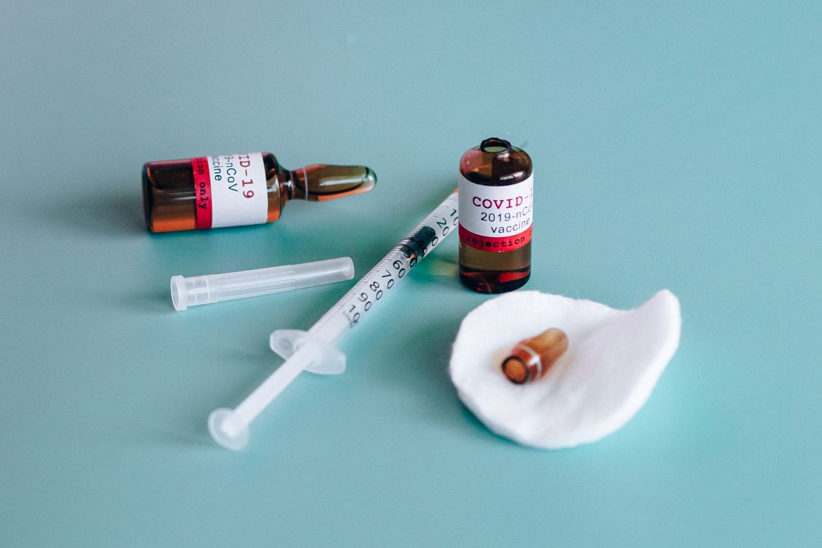 Flacons et matériel de vaccination, photo illustrative